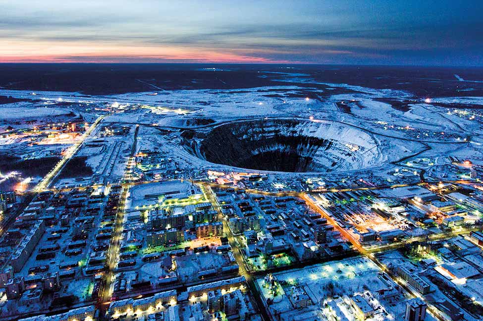 Fundada en 1956, Mirny tem o nome da mina a céu aberto Mir. «Mirny» é a palavra russa para «pacífico» porque «Mir» significa «paz». Desde a Guerra Fria, que a União Soviética usa nomes codificados para todas estas áreas porque os diamantes foram um sector estratégico. A mina aberta Mir é um dos maiores buracos do mundo escavados pelo homem, com 525 m. de profundidade e 1.200 m. de diấmetro. Desde 2001 que os trabalhos na mina a céu aberto de Mir estão parados e só se realizam obras subterrâneas. Mirny, Russia. 26 de Março, 2017. A Lacútia tem uma á́rea cinco vezes maior que a França, mas a população não chega a um milhão de pessoas. Produz cerca de 28 por cento dos diamantes do mundo, e cidades como Mirny ou Udachny são exemplos de monogords (cidades dominadas por uma única empresa) e mais de 50 por cento da sua população trabalha para a Alrosa. A região enfrenta 7 a 9 meses de Inverno, está sobre permafrost, com temperaturas que podem chegar aos -50°, e com condições de vida muito particulares. Esta área remota está sobre permafrost. Este projeto explora a solidão, o isolamento, a capacidade de adaptação humana ao frio extremo e a capacidade de ultrapassar condições adversas. Foto: Carlos Fulgoso Sueiro.