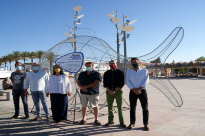 Escultura de peixe gigante na Manta Rota alerta para plástico do mar