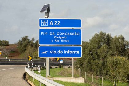 Por proposta do Partido Social Democrata (PSD) foi aprovada a entrada em vigor no próximo dia 1 de julho, a redução nas portagens na Via do Infante (A22), de 50 por cento para veículos de combustão, e 75 por cento para veículos elétricos, independentemente da sua categoria.