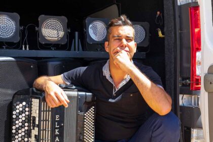 Por todo o Algarve, o cancelamento dos bailes populares virou do avesso um circuito que dá trabalho a muitos acordeonistas. Sem espetáculos, já há quem pondere abandonar a música e dedicar-se a outras atividades. O público sente o vazio, sobretudo em lugares onde as festas eram uma forma de quebrar o isolamento.