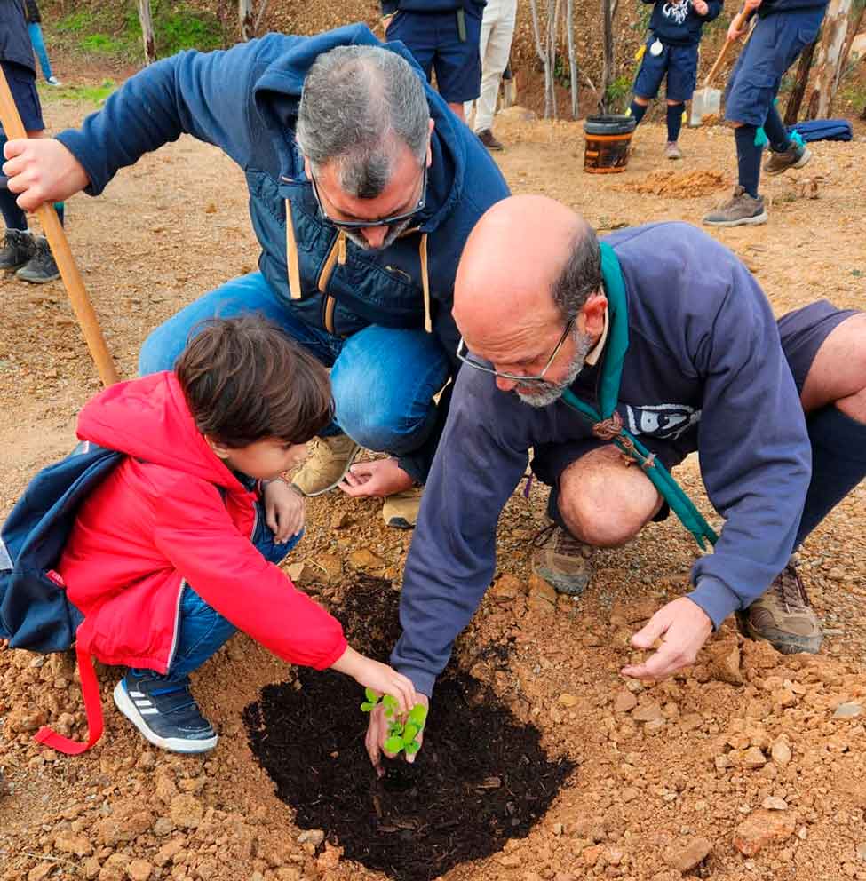 O Agrupamento de Tavira comemorou as seis décadas de filiação em acampamento com a plantação de 60 árvores e promessa de escuteiros.
