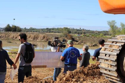 Mais de meia centena de cidadãos manifestaram-se esta segunda-feira contra a destruição das Alagoas Brancas, em Lagoa.