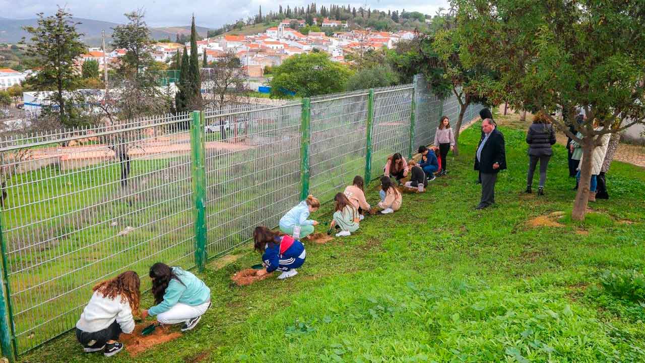 O executivo de Albufeira juntou-se aos alunos da Escola Básica de Paderne para celebrar a ocasião com a plantação de árvores.