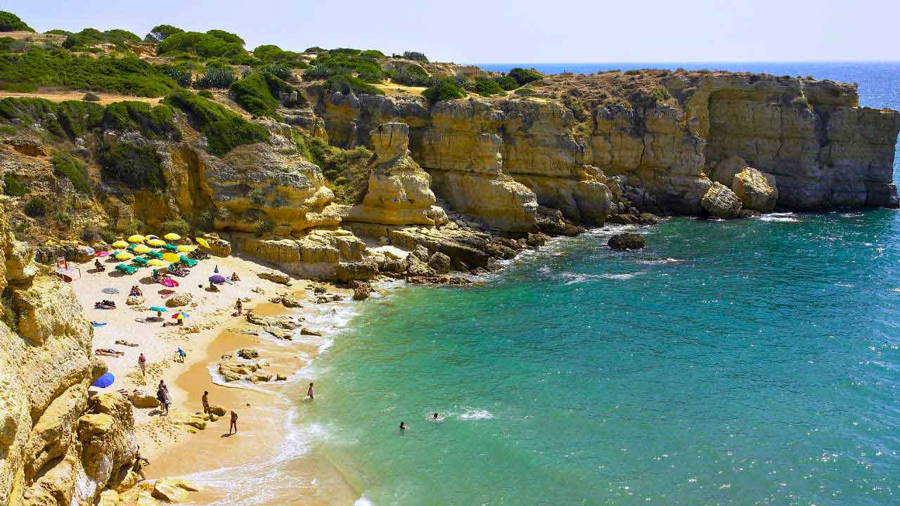 Ao todo, a região vai içar 91 Bandeiras Azuis, das quais 85 em praias, quatro em marinas e duas em embarcações ecoturísticas.