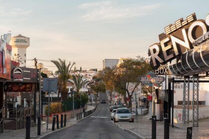 Mais de 40 pessoas que participavam no fim de semana numa festa particular em Albufeira, interrompida pela GNR porque violava as regras de controlo da pandemia de COVID-19, foram constituídas arguidas, anunciou a corporação.