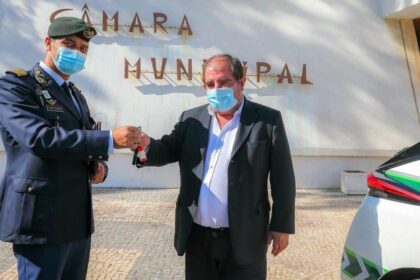 Os veículos automóveis ficarão adstritos ao Subdestacamento Territorial de Albufeira e os motociclos ao Posto Territorial de Paderne da Guarda Nacional Republicana (GNR).