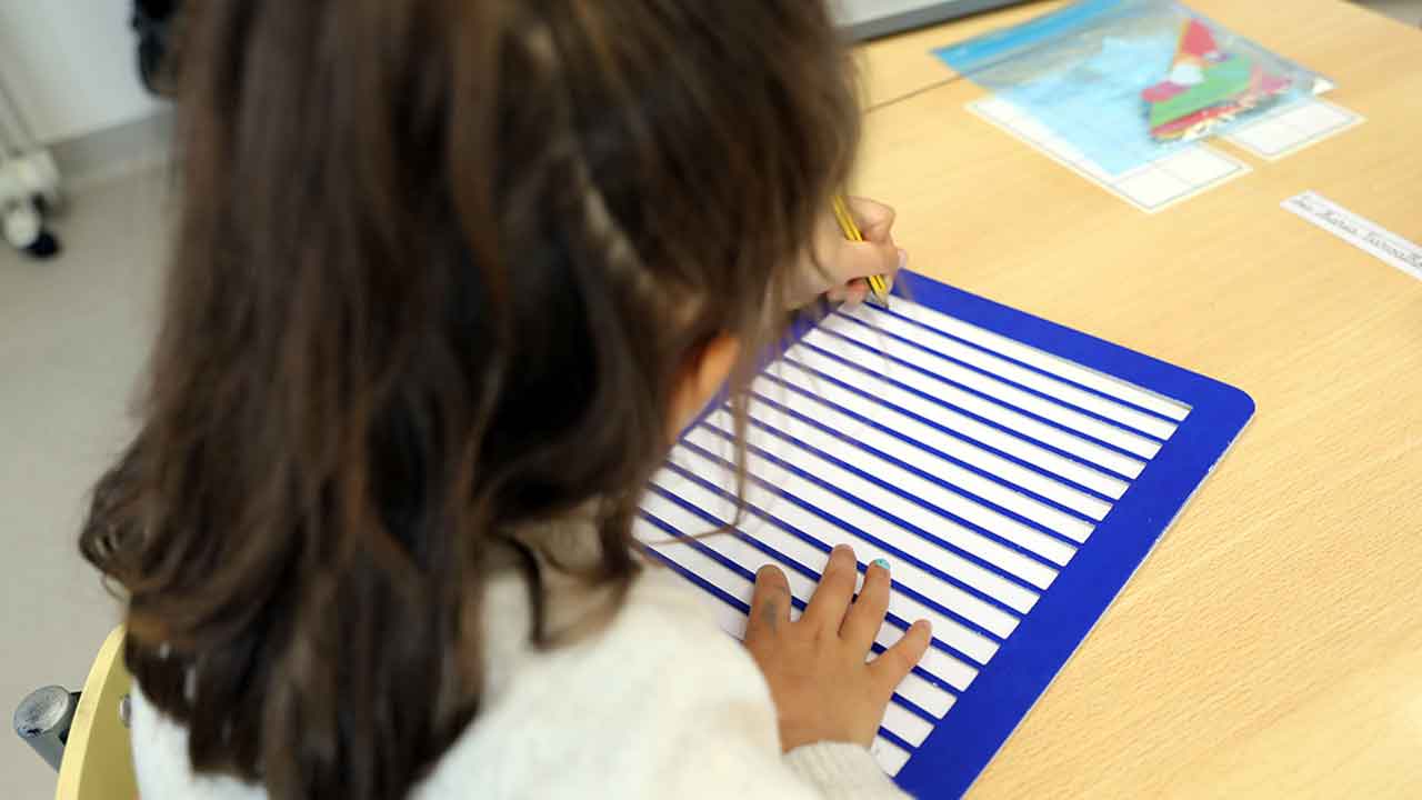 O alfabeto Braille está a ser ensinado aos alunos do 1º ciclo da Escola do Bairro Operário de Lagos, no âmbito do Balcão da Inclusão da Câmara Municipal.
