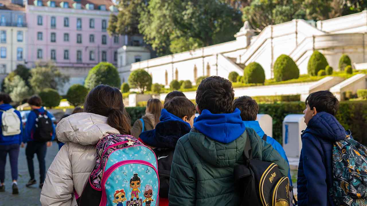 Os alunos do Colégio Bernardette Romeira tiveram a oportunidade de visitar o Palácio de São Bento e contactar com os deputados do PSD Algarve.