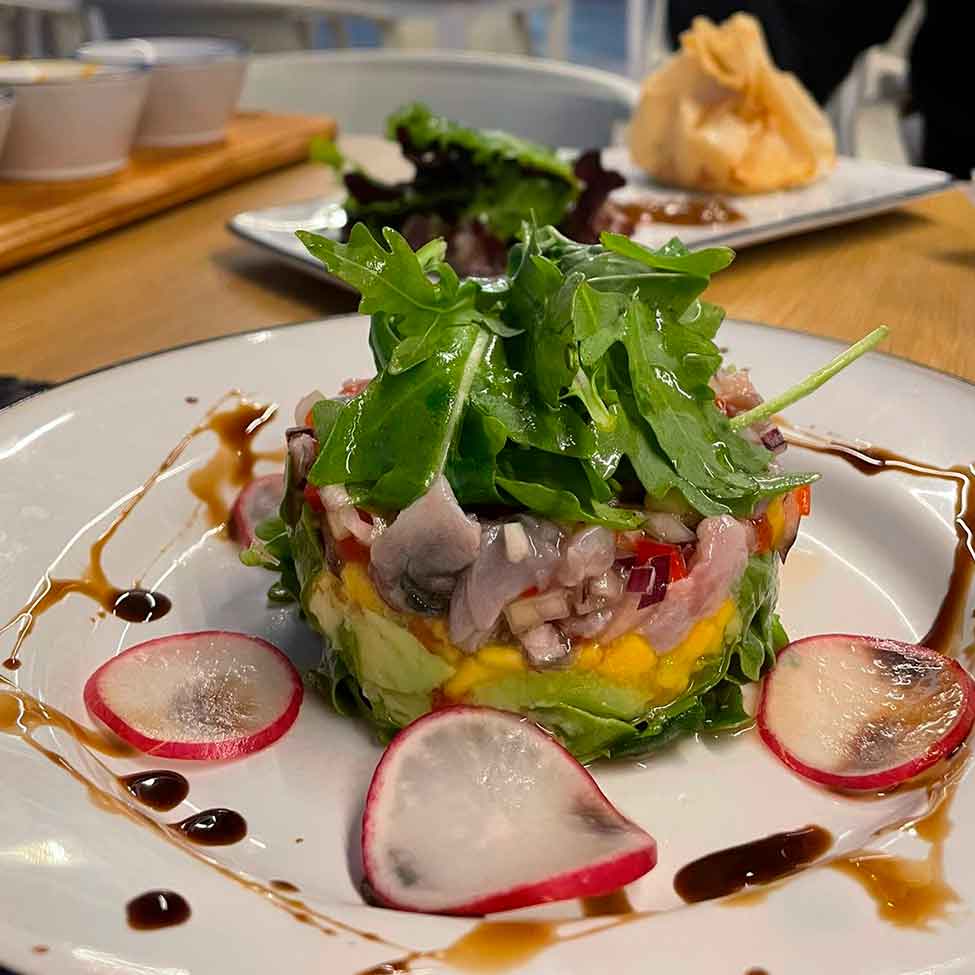 O novo restaurante de Olhão nasceu inspirado na lenda do Arraúl e promete pratos típicos reinventados, mas também opções veganas e para crianças.