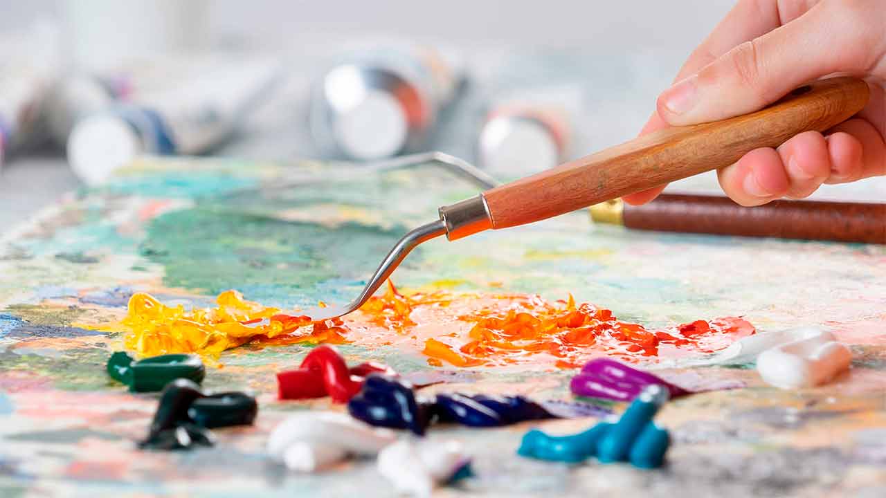 O curso de Artes Visuais FLAD vai formar um grupo de 10 jovens artistas em Loulé, durante oito semanas, e as inscrições já estão abertas.