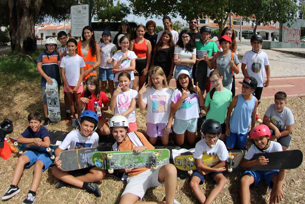 No âmbito das Férias de Verão de Castro Marim, a Associação WallRide esteve a ensinar as crianças a andar de skate no skatepark de Altura.
