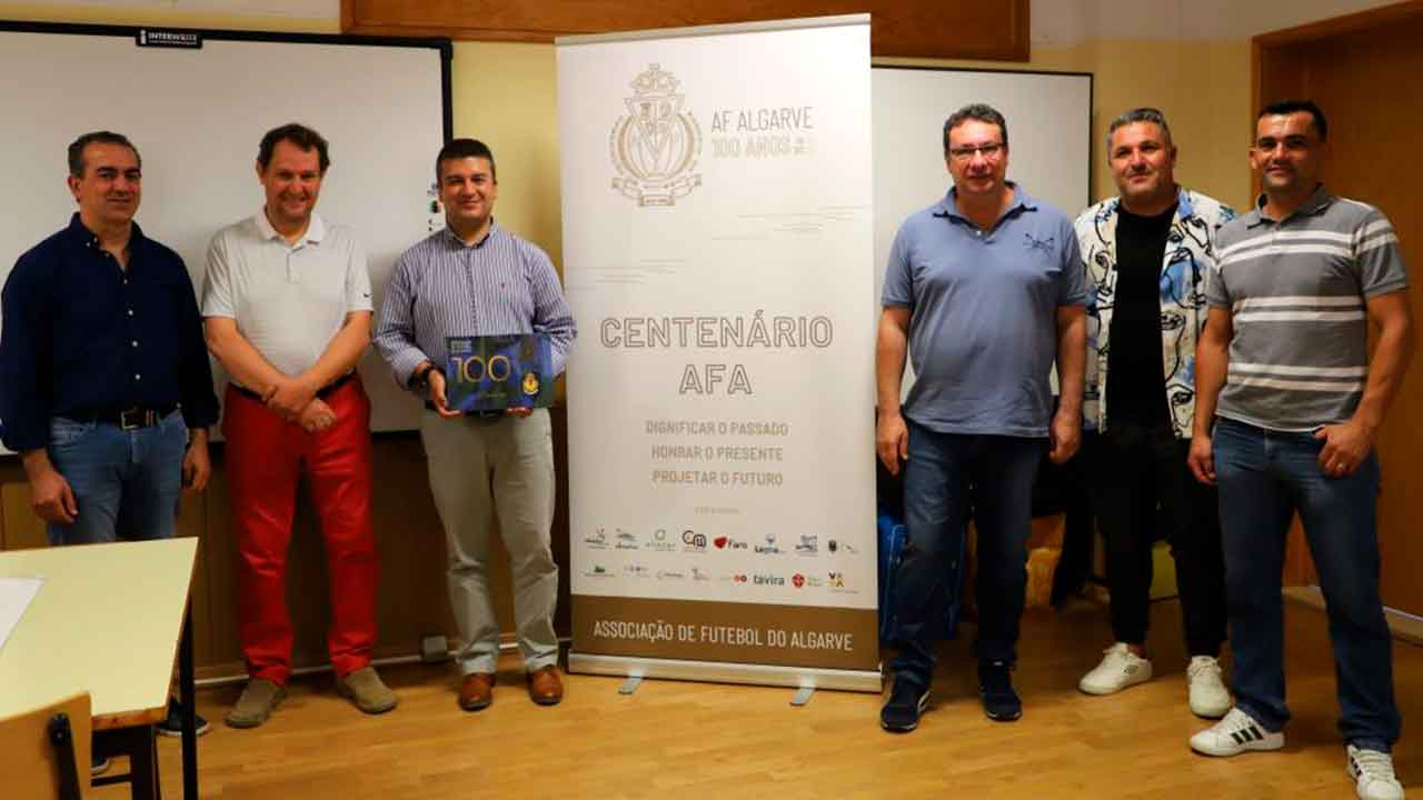 A Associação de Futebol do Algarve apresentou o seu livro do Centenário, de Armando Alves, aos alunos da Escola Básica de Castro Marim.