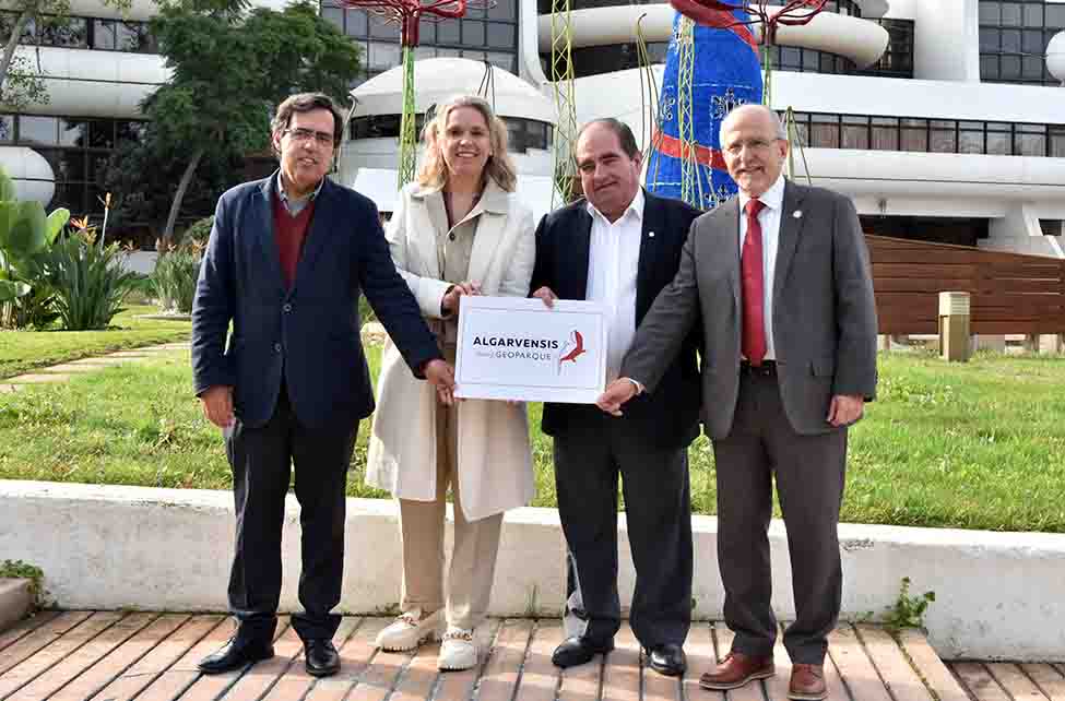 Albufeira, Loulé, Silves e UAlg assinaram a escritura da criação da Associação Geoparque Algarvensis, entidade que fará a candidatura à UNESCO.