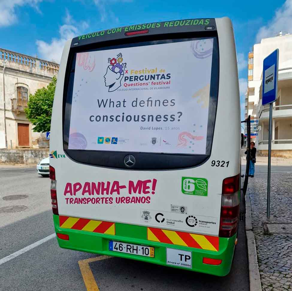 Os autocarros «Apanha-me», a circular em Almancil, Loulé e Quarteira, dão a conhecer o trabalho realizado no X Festival de Perguntas CIV.