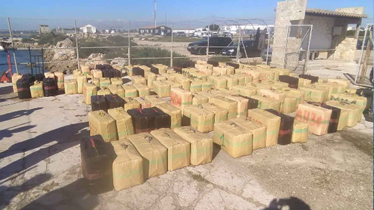 As autoridades apreenderam, na última madrugada, duas embarcações com 8,6 toneladas de haxixe, durante uma operação de combate ao tráfico.