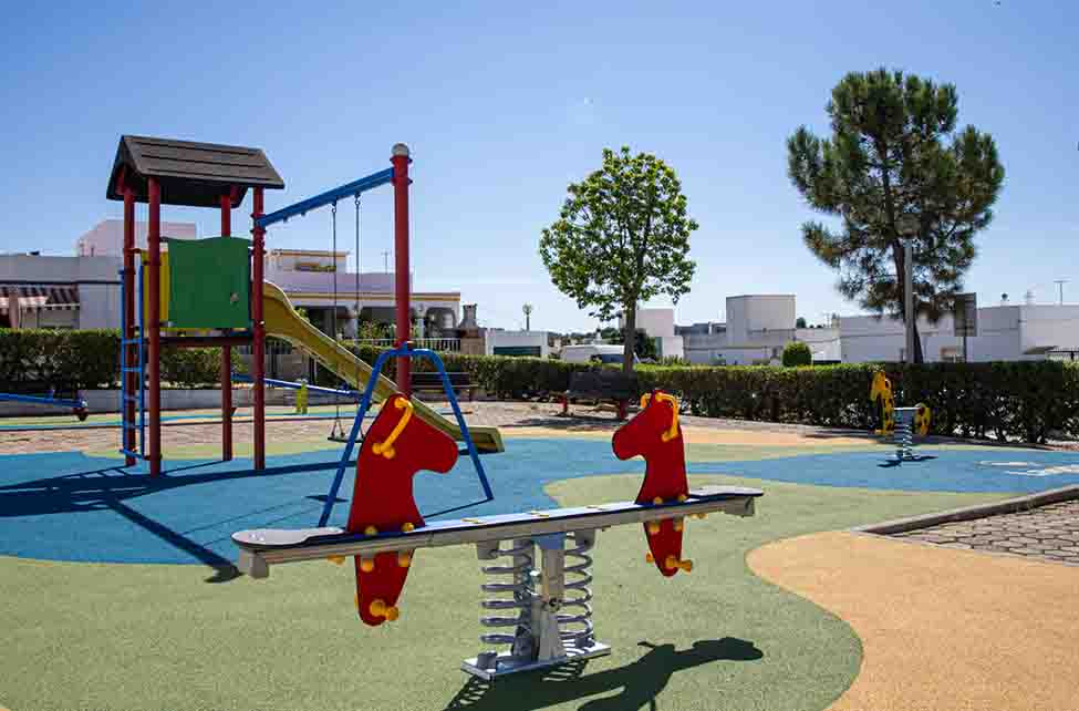 O Parque Infantil do Bairro da Boa Vontade, na Mexilhoeira da Carregação, também já se encontra requalificado pelo município de Lagoa.
