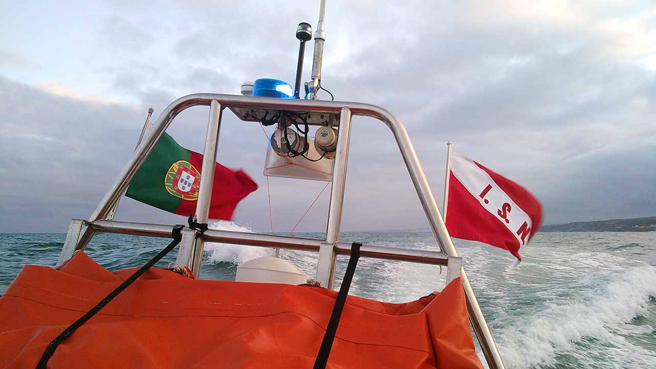Foi esta tarde resgatada uma mulher, com cerca de 45 anos, em estado inconsciente na água, na praia do Barranco das Belharucas, Albufeira.