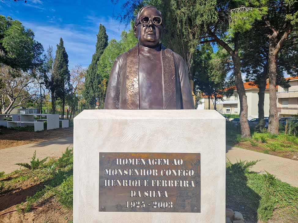 União das Freguesias de Faro descerrou um busto em homenagem ao Cónego Henrique Ferreira da Silva, a 7 de dezembro.