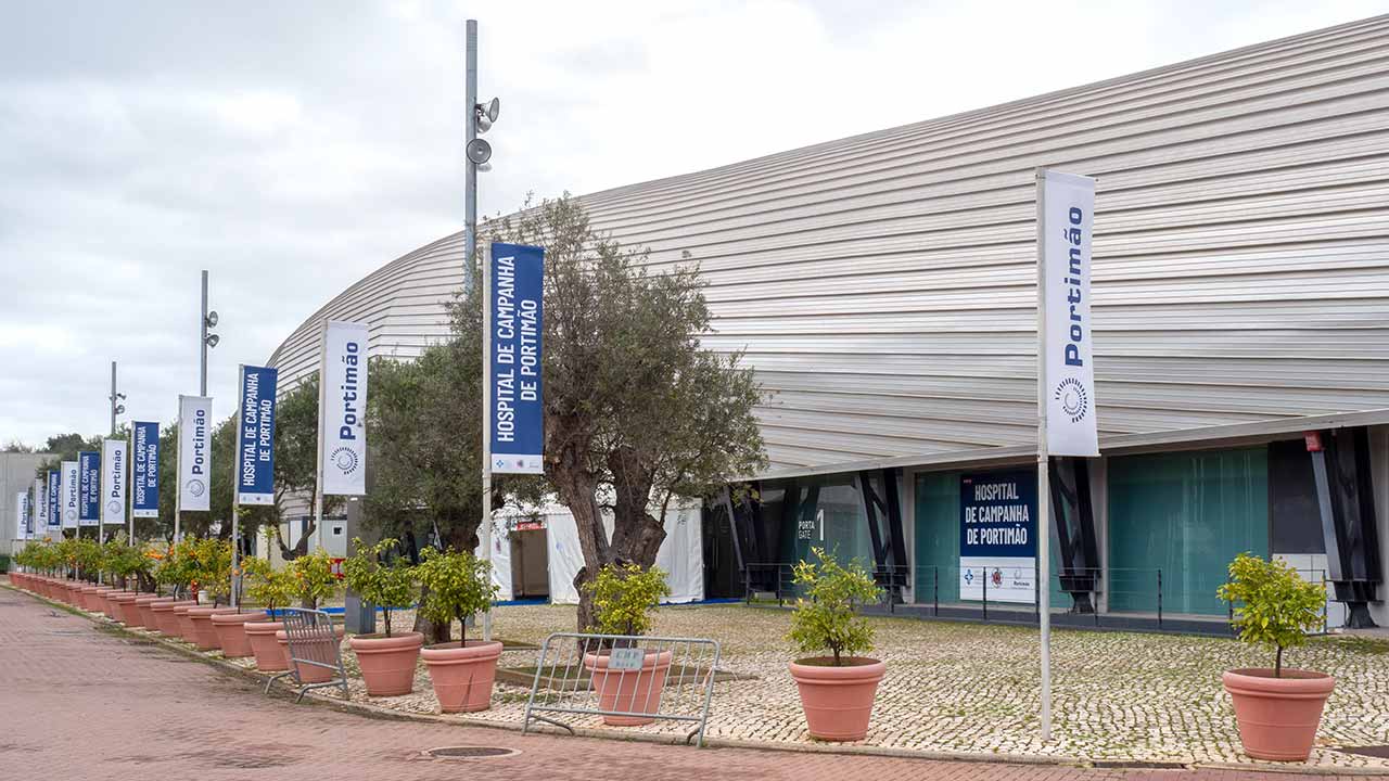 Hospital de Campanha do CHUA Arena acolheu 170 doentes no primeiro mês de atividade, garantindo apoio a várias unidades hospitalares nacionais