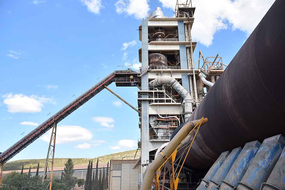 CIMPOR de Loulé labora hoje a 50 por cento da capacidade e exporta cimento para o Reino Unido através do Porto Comercial de Faro.