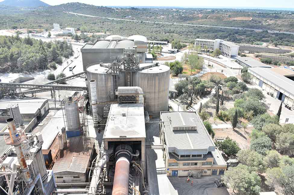CIMPOR de Loulé labora hoje a 50 por cento da capacidade e exporta cimento para o Reino Unido através do Porto Comercial de Faro.
