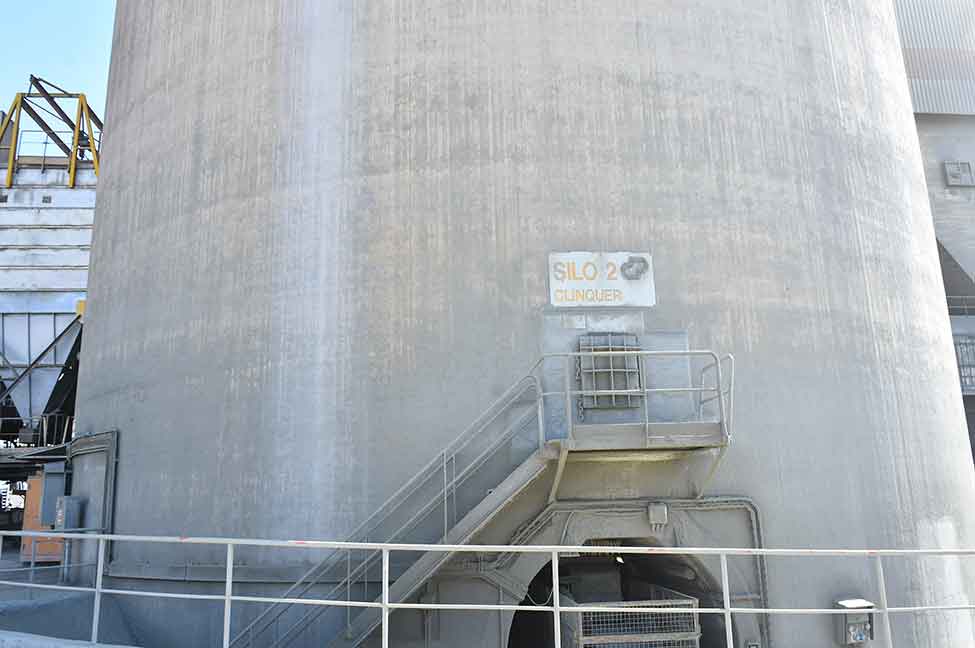 CIMPOR de Loulé labora hoje a 50 por cento da capacidade e exporta cimento para o Reino Unido através do Porto Comercial de Faro.