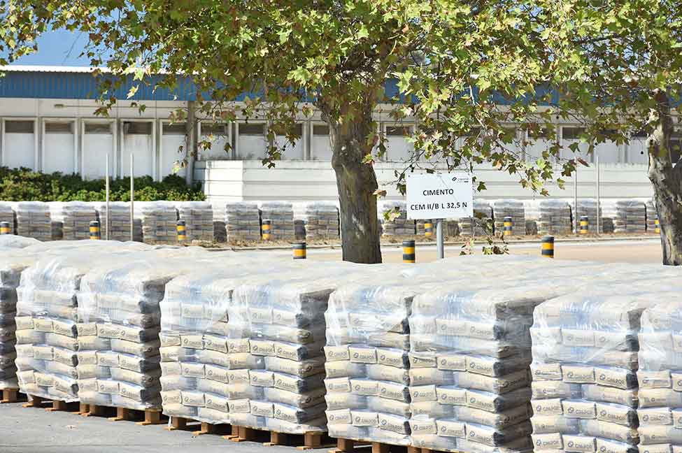 CIMPOR de Loulé labora hoje a 50 por cento da capacidade e exporta cimento para o Reino Unido através do Porto Comercial de Faro.