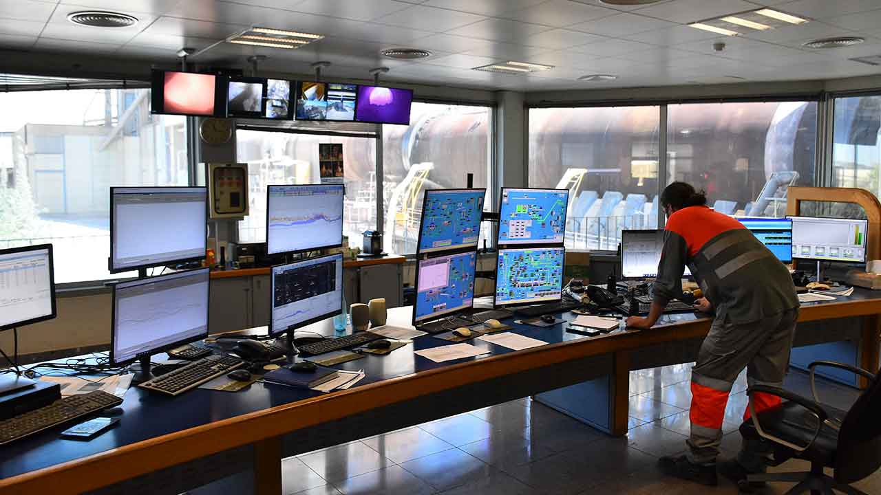 CIMPOR de Loulé labora hoje a 50 por cento da capacidade e exporta cimento para o Reino Unido através do Porto Comercial de Faro.