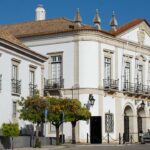 O presidente da Câmara de Faro, Rogério Bacalhau, e a vereadora Sophie Matias vão ser julgados pelo crime de violação de regras urbanísticas, indica o despacho de pronúncia relativo ao processo, a que a Lusa teve acesso.