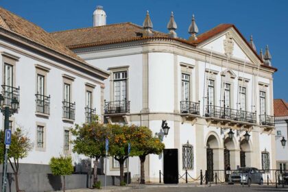 O presidente da Câmara de Faro, Rogério Bacalhau, e a vereadora Sophie Matias vão ser julgados pelo crime de violação de regras urbanísticas, indica o despacho de pronúncia relativo ao processo, a que a Lusa teve acesso.