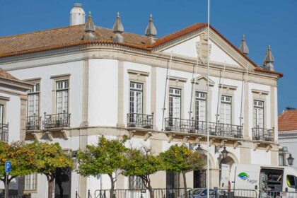 Bancada socialista «fez um golpe de teatro e foi-se embora para casa, recusando-se a discutir» a proposta de revisão orçamental do município, «evocando o adiantado da hora» ontem à noite, na Assembleia Municipal, acusa a omissão Política de Secção do Partido Social Democrata (PSD) de Faro.
