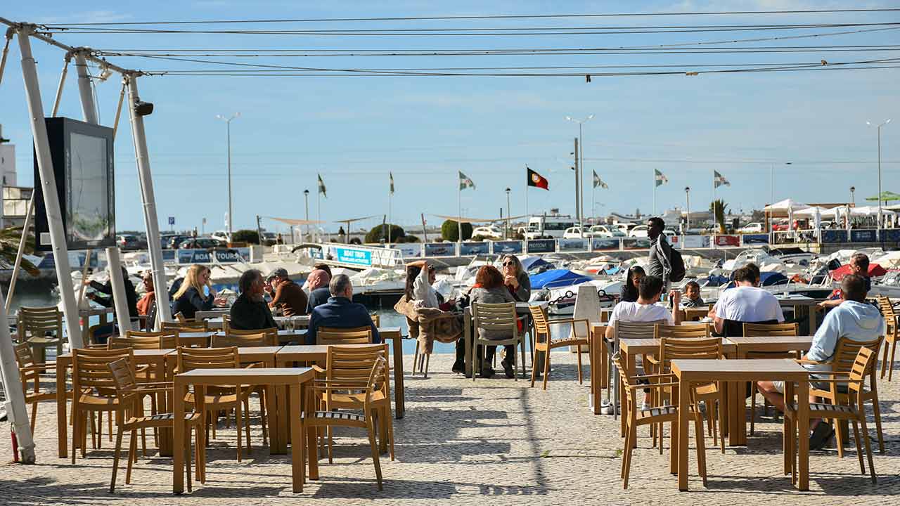 Os peritos sugerem um alívio nas medidas contra a COVID-19, e o fim das limitações de acesso a lojas, bares e discotecas.