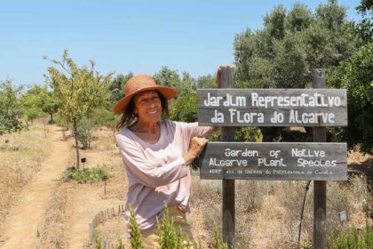 Teresa Patrício está há 18 anos a criar um pequeno reduto de grande valor biológico numa paisagem cada vez mais pressionada. Jardim representativo da flora do Algarve surgiu há 11 anos.