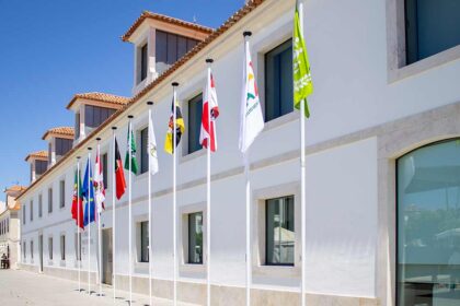 Câmara Municipal de Vila Real de Santo António (VRSA) acaba de ver aprovada, por parte do governo, a revisão do Plano de Ajustamento Municipal (PAM), um passo fundamental para renegociar a dívida financeira e comercial, refinanciar os empréstimos contraídos nos últimos anos e obter descidas significativas nas taxas de juro.