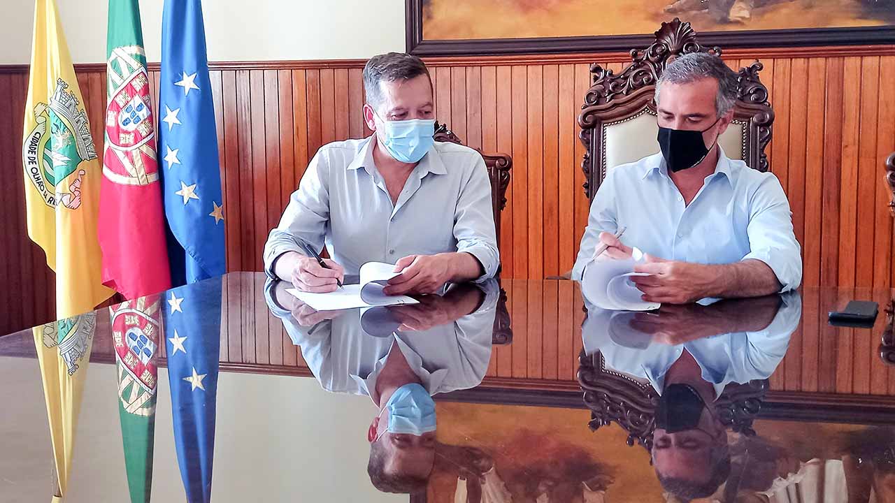 A Câmara Municipal de Olhão e a Junta de Freguesia de Olhão acabam de assinar dois protocolos de cooperação, que darão origem a outros tantos «projetos pioneiros». Na prática, os documentos traduzem-se na implementação de uma mercearia social e, também, de um projeto relacionado com o acompanhamento das colónias de felinos da freguesia.
