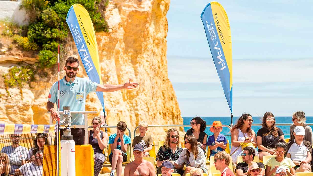Em plena contagem decrescente, a Praia do Carvoeiro, em Lagoa preparam-se para receber o Campeonato Nacional de Futevólei.