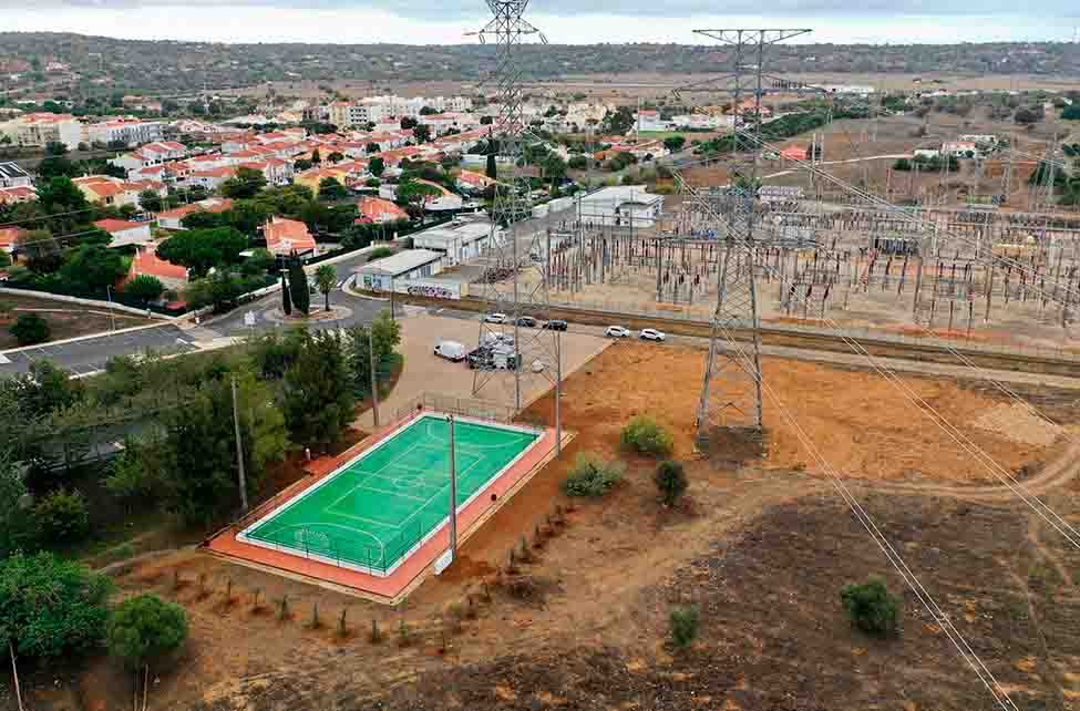 A população de Tunes passa agora a contar com um campo de jogos multiusos requalificado, num investimento de 50 mil euros.