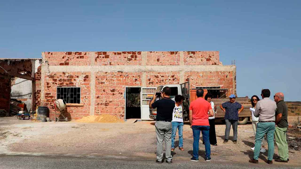 A Casa da Cortelha já foi entregue ao casal Natália e José, num momento que contou com a presença do executivo de Castro Marim e todos os parceiros.