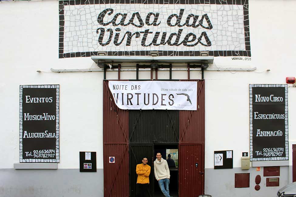 Novo espaço em Faro tem capacidade para 500 pessoas, uma biblioteca e permite a que qualquer artista possa ensaiar, dar aulas, apresentar os seus trabalhos ao público ou apenas partilhar experiências. «A Casa das Virtudes» é sobretudo, um palco aberto a todos.