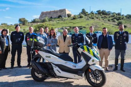 Castro Marim cede uma moto à Guarda Nacional Republicana (GNR) para melhorar o patrulhamento rural, proteção florestal e segurança em eventos.