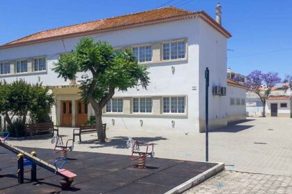 Centro Escolar da Mexilhoeira da Carregação recebe comunidade escolar sem as prometidas obras de requalificação, lamenta o PSD Lagoa.