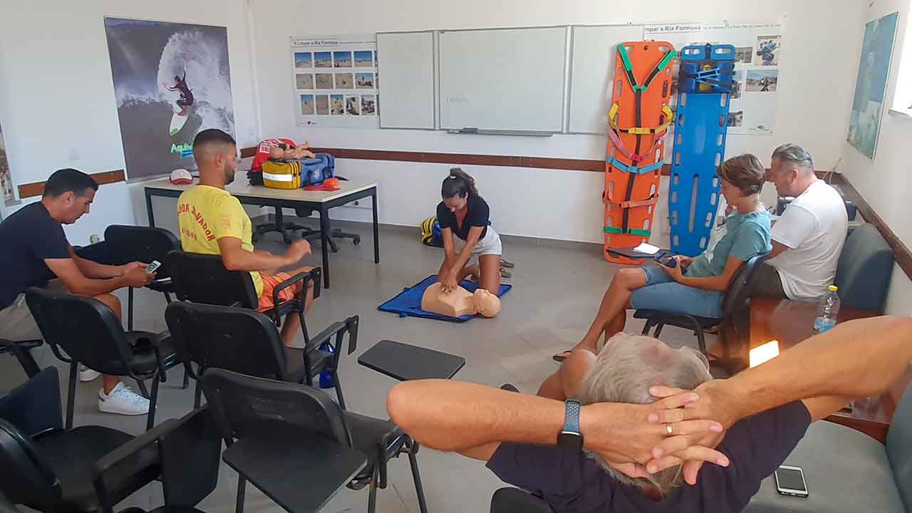 O Centro Náutico da Praia de Faro realiza Formação de Emergência Aquática para Técnicos e Staff com a Red Seagull.