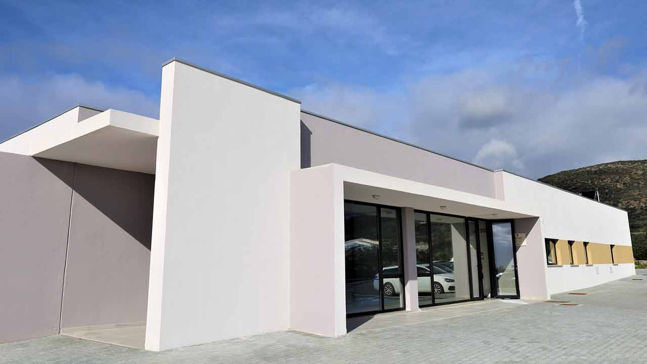 O Centro Oficial de Recolha de Animais de Faro, localizado no Guilhim, tem capacidade para 120 cães e 70 gatos.