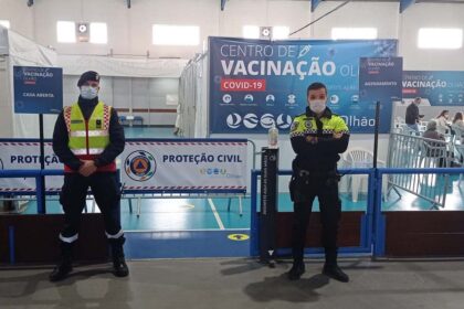 As estruturas municipais de proteção civil do Algarve sustentam uma rede de Centros de Vacinação com capacidade para inocular mais de 5.000 utentes por dia.