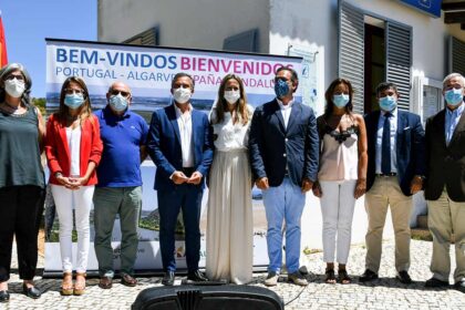 De forma a assinalar a reabertura da fronteira entre o Algarve e a Andaluzia, o município de Vila Real de Santo António associou-se (VRSA), esta quarta-feira, dia 1 de julho, à cerimónia que decorreu no posto de turismo da Ponte Internacional do Rio Guadiana.