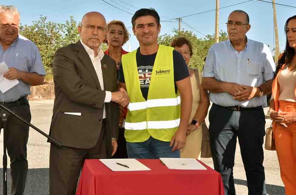 Está assinado o auto de consignação e lançamento da obra que irá dotar o Cerro do Galo, em Almancil, com uma rede de água e esgotos.