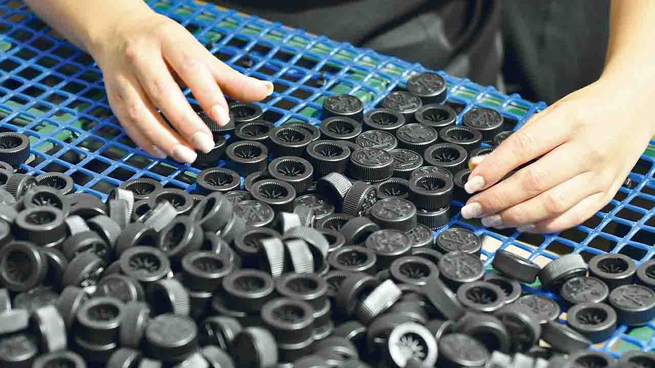 A Corticape, empresa sediada em Faro, produz anualmente cerca de 70 milhões de cápsulas para bebidas premium.