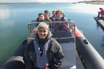 Grupo de jovens algarvios convidado a contar experiências do projeto «Crescer pelo Mar» na Nauticampo, em Lisboa.