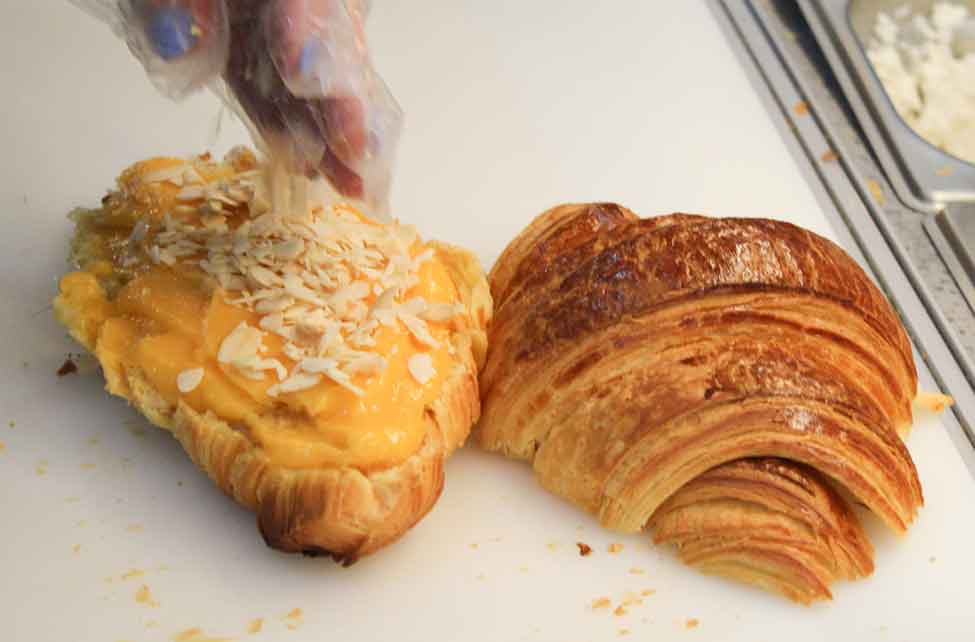 Trata-se de um croissant de fermentação lenta, produzido artesanalmente, e com recheios que não deixam os mais gulosos indiferentes.