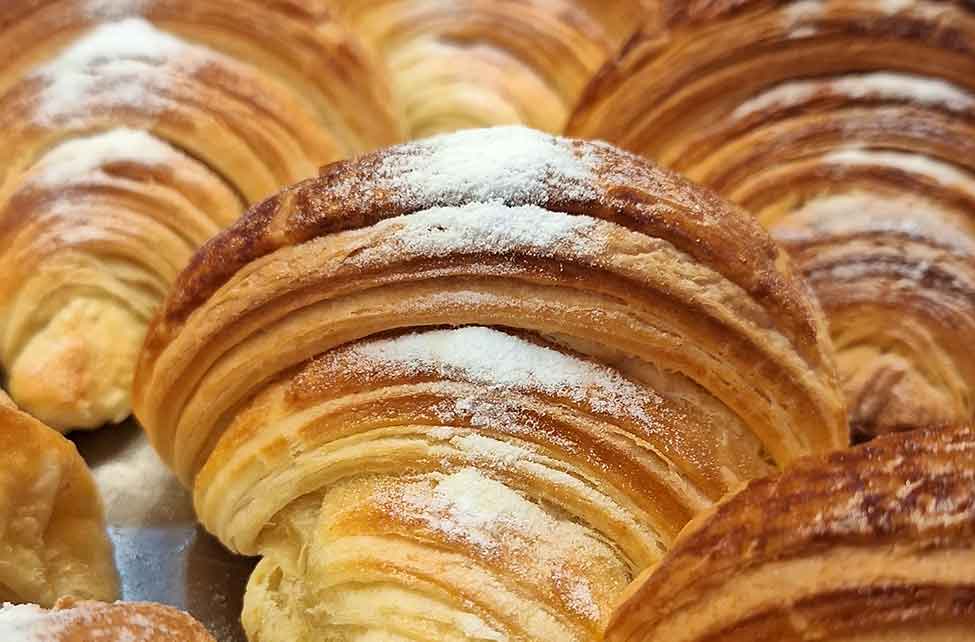 Trata-se de um croissant de fermentação lenta, produzido artesanalmente, e com recheios que não deixam os mais gulosos indiferentes.